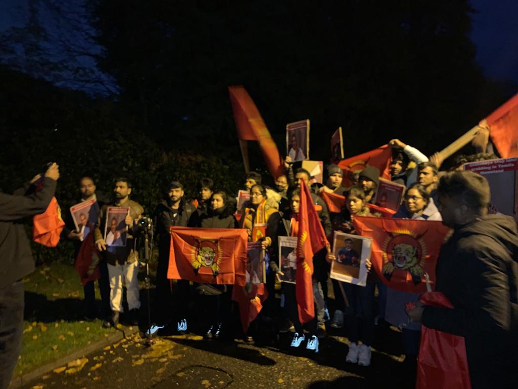 கோட்டபாய தங்கியிருந்த விடுதியை சுற்றி மொய்த்துக்கொண்ட தமிழ் மக்கள்