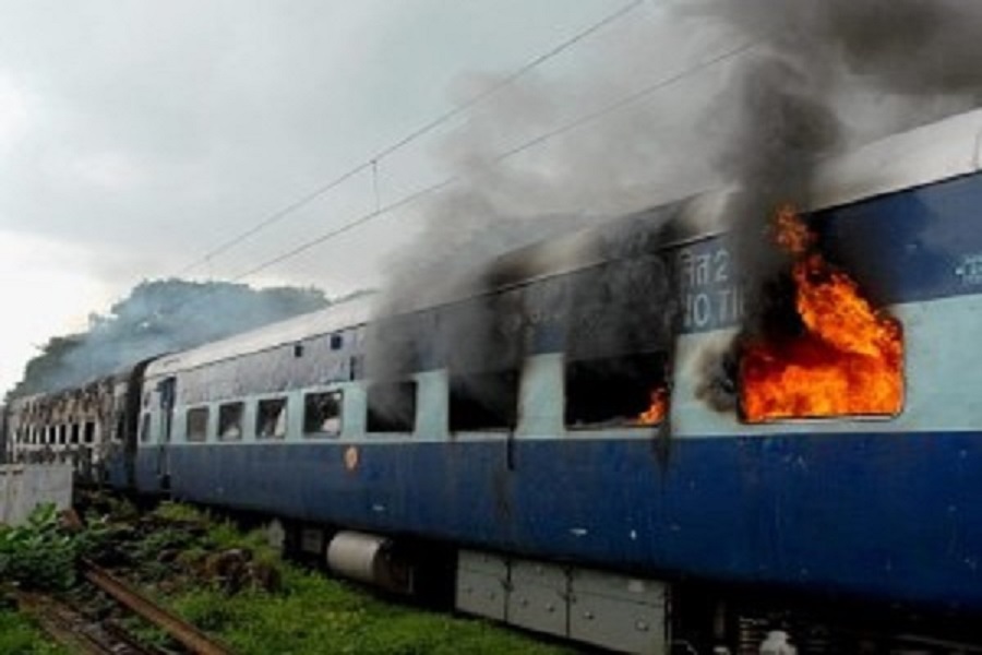 யாழில் இருந்து கொழும்பு நோக்கி சென்ற புகையிரதத்தில் திடீர் தீ விபத்து!