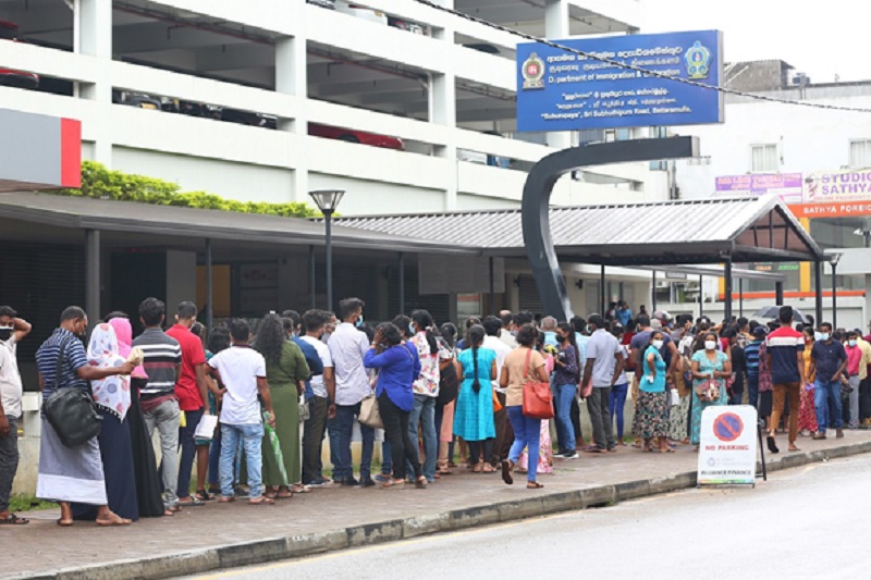 வெளிநாடு செல்ல  முன்னிற்கும் இளைஞர்கள்!