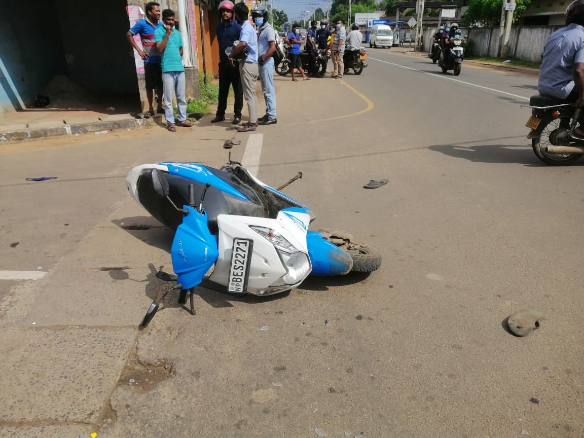 யாழில் பட்டப்பகலில் வாள் வெட்டு!