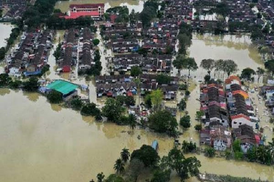 மலேசியாவில் விடாது கொட்டி தீர்க்கும் மழை