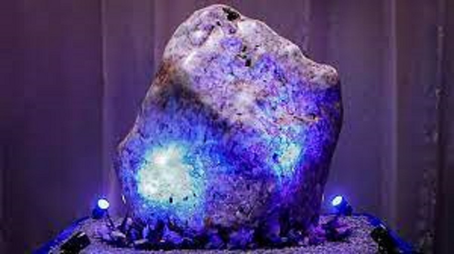 இலங்கையில் கண்டு எடுக்கப்பட்ட மிகப்பெரிய நீல இரத்தினக்கல் தொடர்பில் வெளியாகும் தகவல்