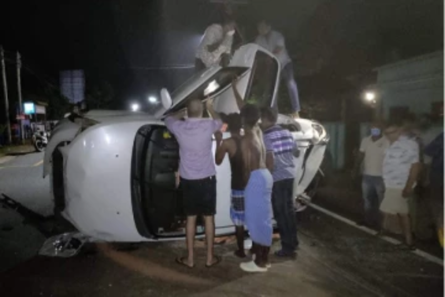 யாழில் இடம்பெற்ற வாகன விபத்தில் உயிர் பிழைத்த வைத்தியர்கள்!