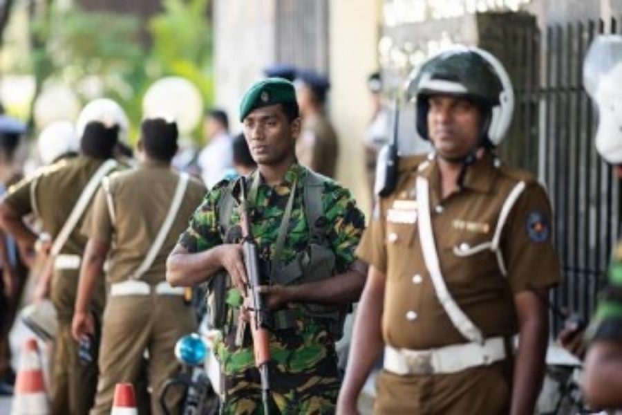 மனைவியின் கண் முன்னே அடித்து கொல்லப்பட்ட கணவன்