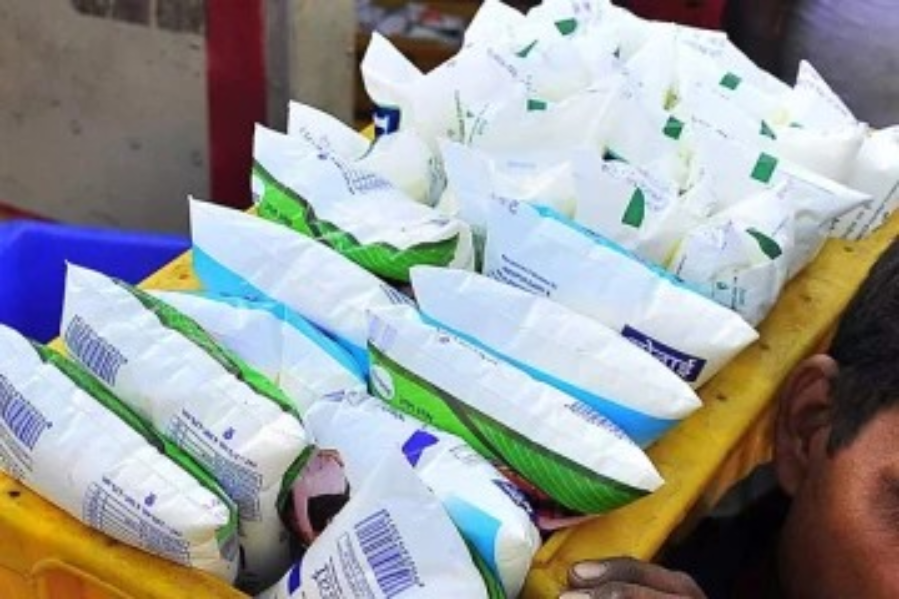 இலங்கையில் பால் பைக்கற்றுகளை மண்ணில் புதைத்த நிறுவனத்தால் சர்ச்சை