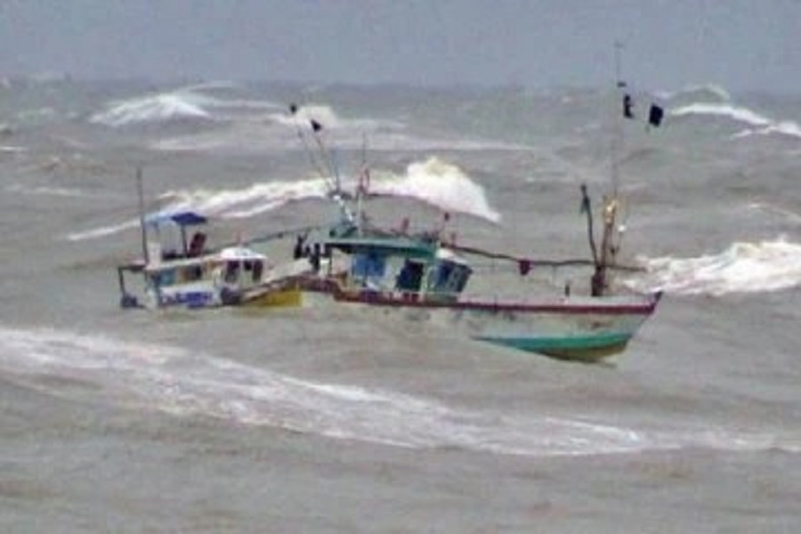 மாலைதீவு கடற்கரையில் விபத்திற்குள்ளான இலங்கை படகு