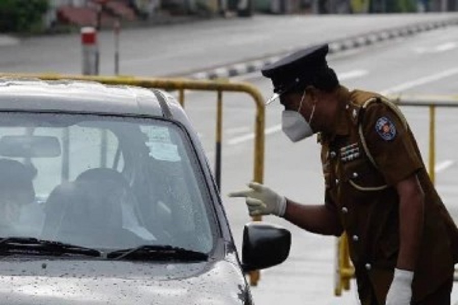 சொகுசு காரில் கைதான ஜோடிகள்