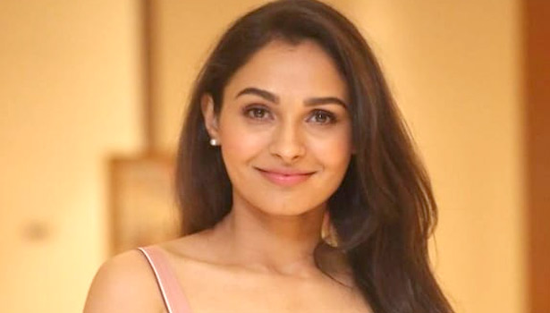 ரசிகர்களை வியப்பில் ஆழ்த்திய பிரபல நடிகை