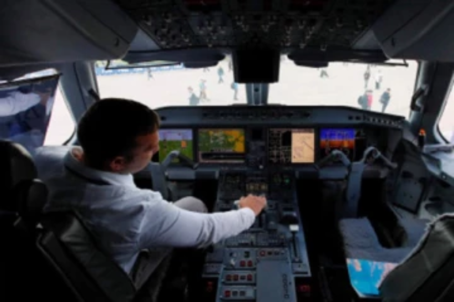 தொழிற்சங்க போராட்டத்தில் இறங்கிய விமானிகள்