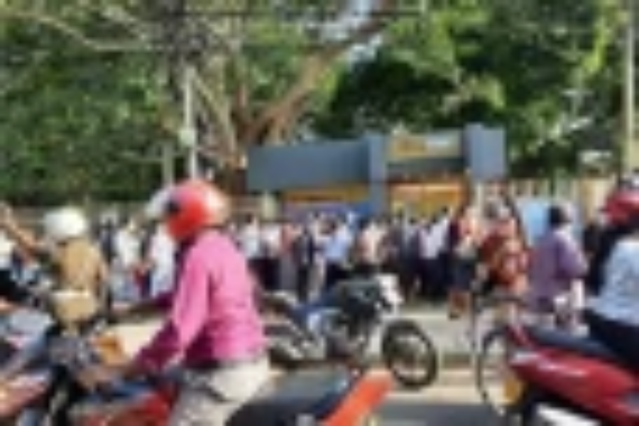 யாழ் பல்கலையில் போராடத்தில் இறங்கிய மாணவர்கள்