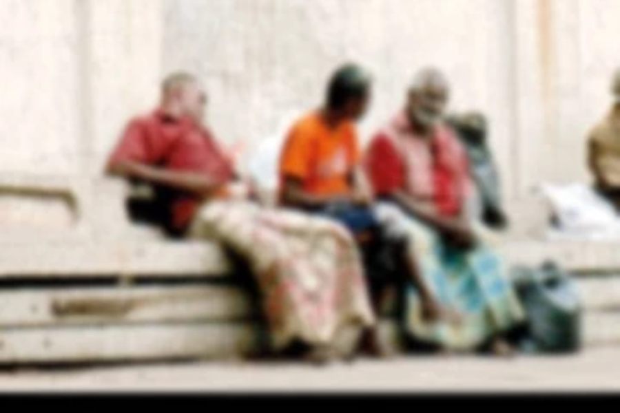 யாழ் சாவகச்சேரியில் குழந்தைகளுடன் யாசகம் பெற்றவர்கள் கைது!