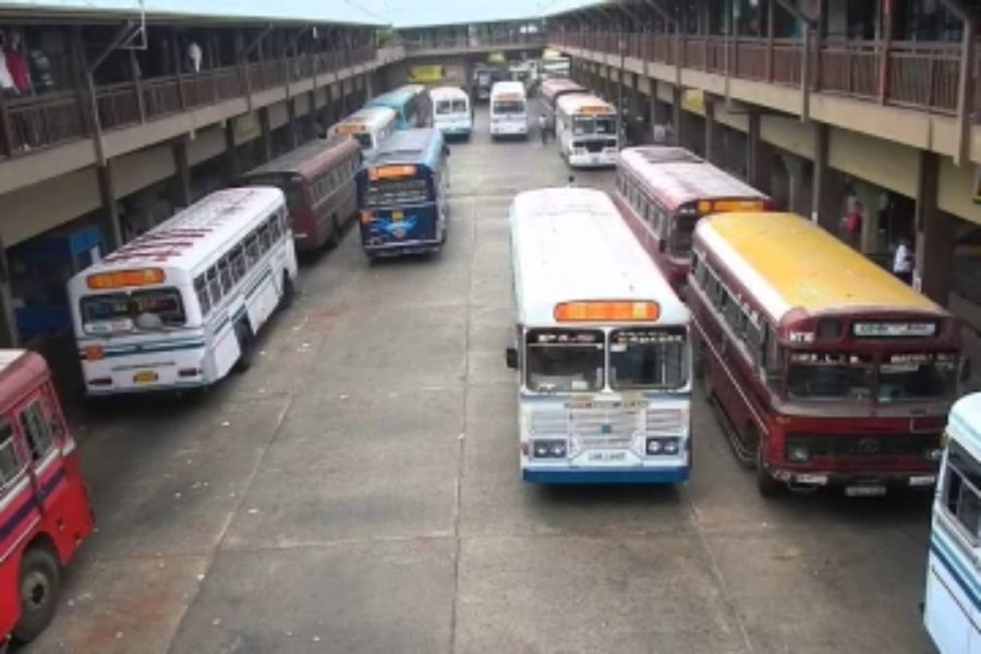 பயணிகளை நடுவீதியில் தவிக்க விட்ட இலங்கை போக்குவரத்துச்சபை