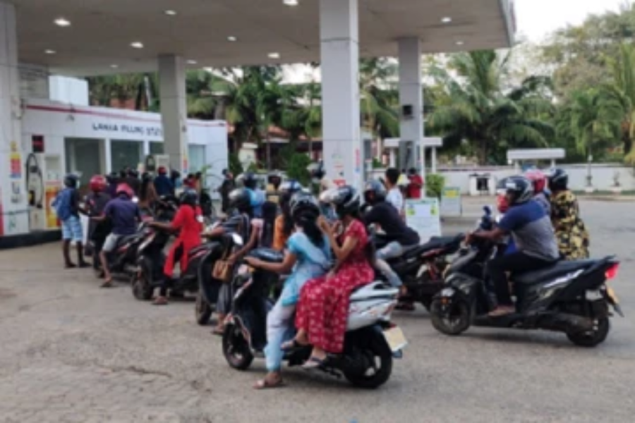 வட மாகாண பெற்றோல் நிலையத்தில் குவியும் மக்கள் கூட்டம்