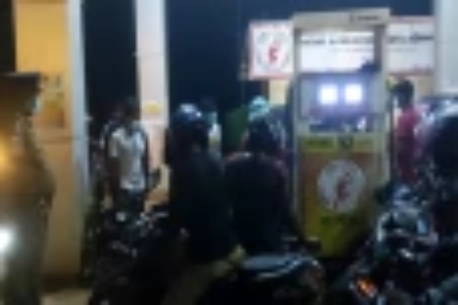 யாழில் தேவைக்கு அதிகமாக எரிபொருளை சேகரிக்கும் மக்கள்