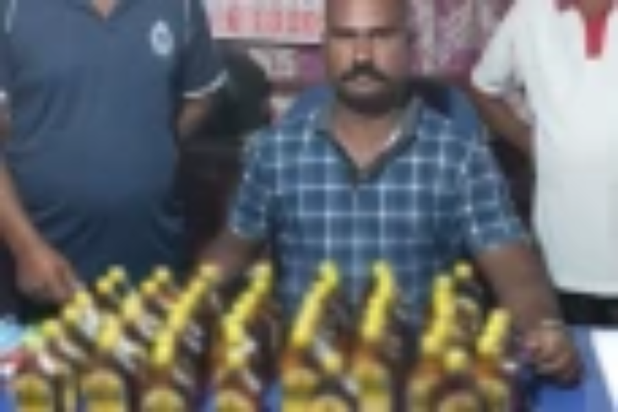 யாழ் நெல்லியடிப்பகுதியில் மதுபான போத்தல்களுடன் நபர் ஒருவர் கைது!