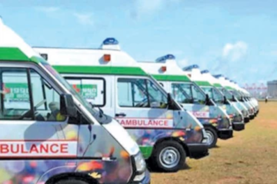 எரிபொருளுக்காக வரிசையில் காத்திருக்கும் அம்புலன்ஸ்கள்