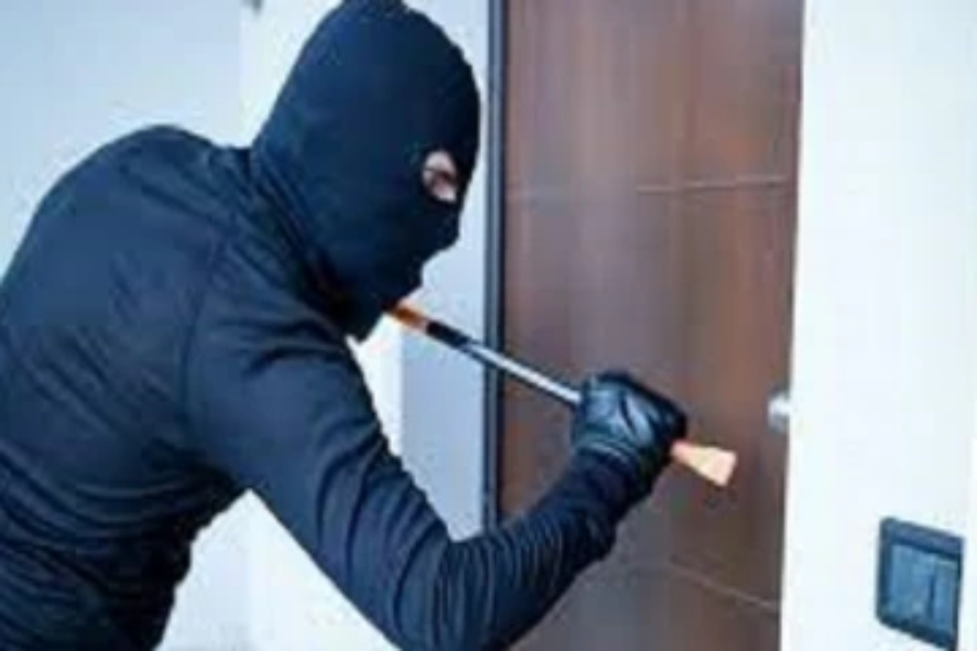 யாழ் சாவகச்சேரியில் பட்டபகலில் வீட்டை உடைத்து கொள்ளை!