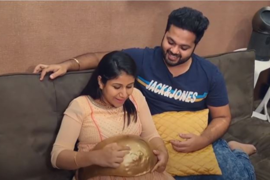 ஆல்யா மானசாவிற்கு தாய் பாலில் செய்யப்பட்ட ஒரு  கிப்ட் கொடுத்த சஞ்சீவ்