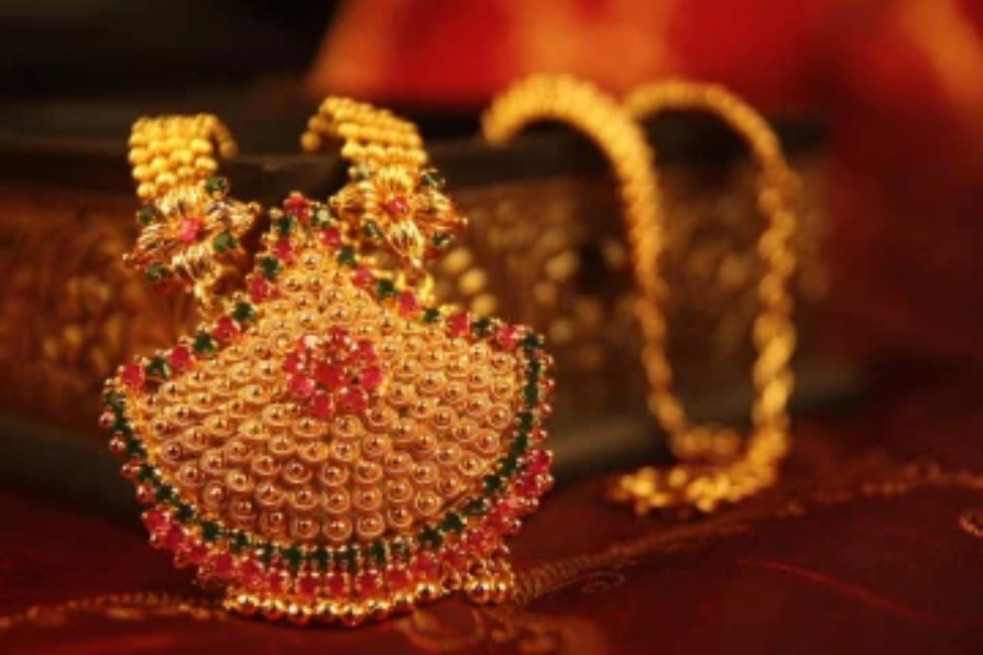 வரலாற்றில் முதல் முறையாக பாரிய உயர்வை தொட்டது தாங்கத்தின் விலை!