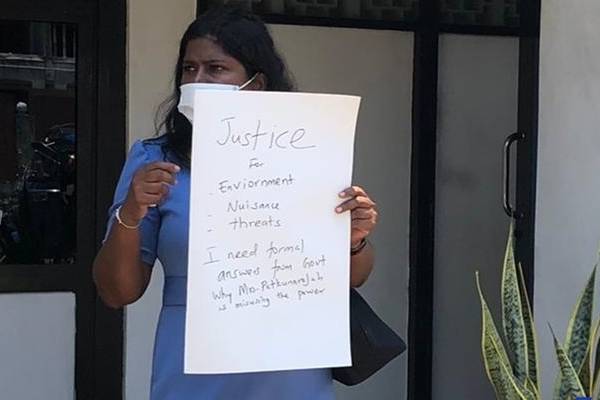 யாழ் மணிக்கூட்டு கோபுரத்தடியில் போராட்டம் நடாத்தும் பெண் ஒருவர்