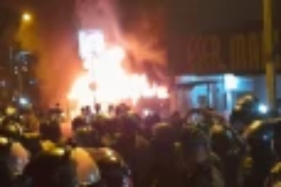 ஜானதிபதியின் இல்லத்தருகில் இடம் பெற்ற ஆர்ப்பாட்டத்தின் போது பேருந்துக்கு தீவைப்பு!