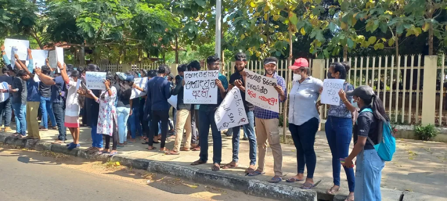 அரசிற்கு எதிராக போராட்டத்தில் ஈடுபட்டுள்ள யாழ் பல்கலை மாணவர்கள்