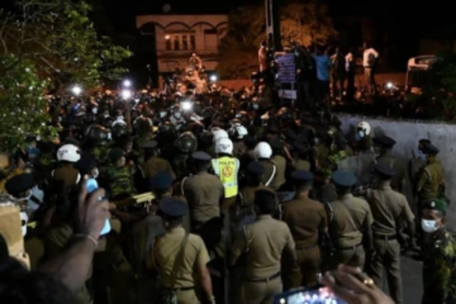 நாட்டில் இடம் பெறும் தொடர் போராட்டங்கள் தொடர்பில் பொலிசார் பொது மக்களுக்கு விடுத்துள்ள எச்சரிக்கை!