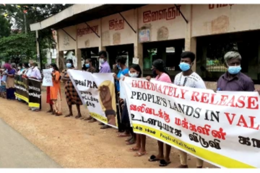 தெல்லிப்பளையில் பல்வேறு கோரிக்கைகளை முன்வைத்து ஆர்ப்பாட்டத்தில் ஈடுபட்ட மக்கள்