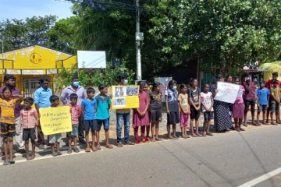 யாழில் விபத்தில் உயிரிழந்த சிறுவனின் இறப்பிற்கு நீதி வேண்டி கவனயீர்ப்பு போராட்டத்தில் ஈடுபடும் மக்கள்