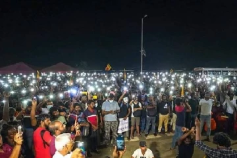 பொலிஸாரின் துப்பாக்கிச் சூட்டில் உயிரிழந்த நபருக்கு காலி முகத்திடலில் அஞ்சலி செலுத்தப்பட்டுள்ளது.