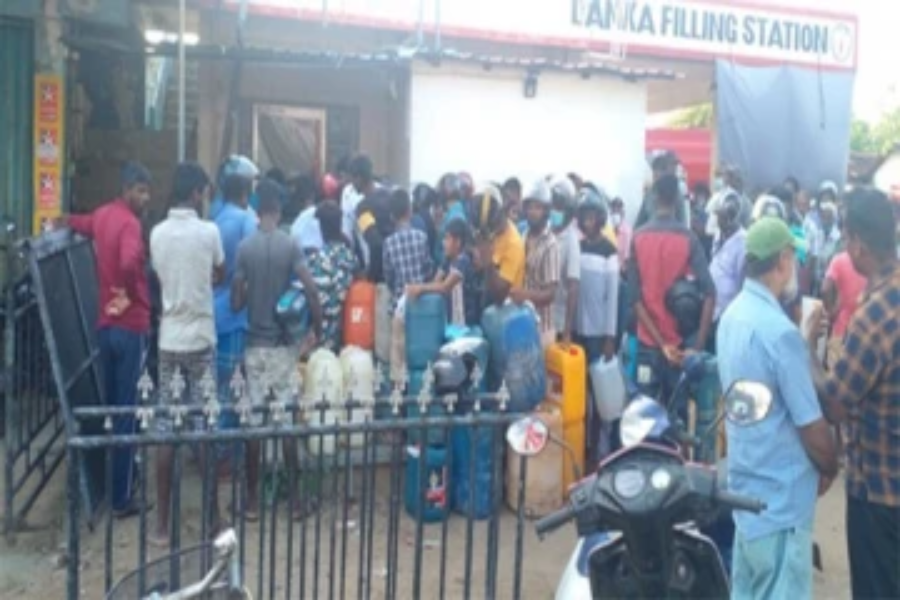 யாழில்  மண்ணெண்ணெய்க்காக வரிசையில் காத்திருக்கும் மக்கள்