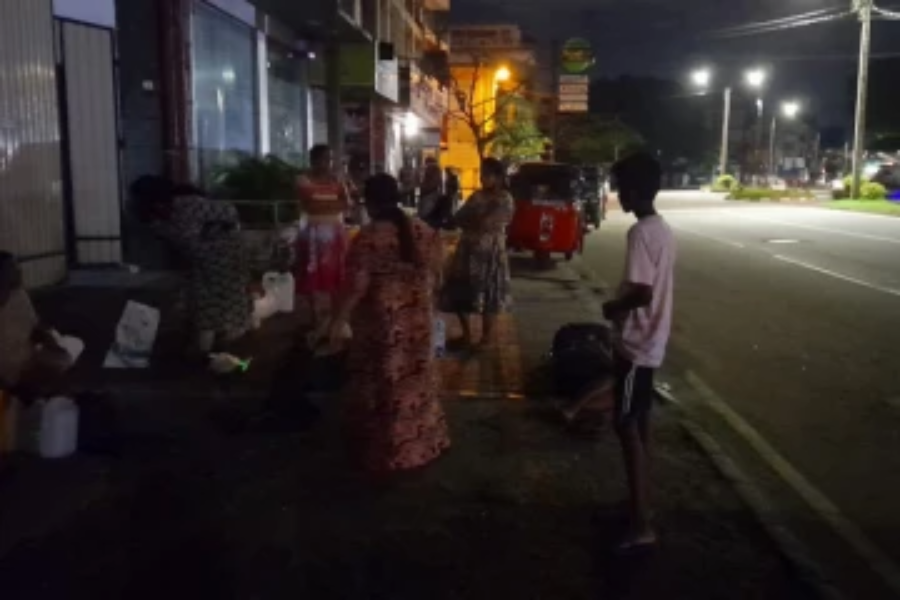 மண்ணெண்ணெய்க்காக கொழும்பின் வீதிகளில் உறங்கும் மக்கள்