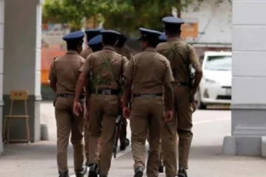 முகம் சுழிக்கும் வகையில் நடந்து கொண்ட யாழ் பொலிஸ் அதிகாரியின் செயல்!