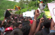 இராஜாங்க அமைச்சர் அரவிந்தகுமாரின்  வீட்டிற்கு முன்னால் ஆர்ப்பாட்டத்தில் ஈடுபட்ட மக்கள்