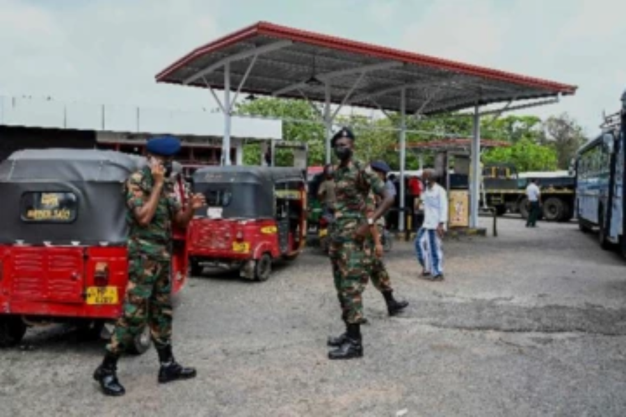 நாடு முழுவதிலுமுள்ள எரிபொருள் நிரப்பு நிலையங்களில் இராணுவத்தினர் குவிப்பு!