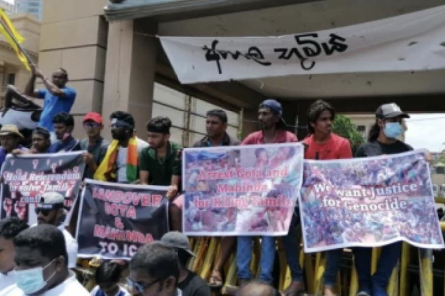 தமிழர் பகுதிகளில் உள்ள இராணுவத்தினரை அகற்ற கோரும் ஆர்ப்பாட்டகாரர்கள்