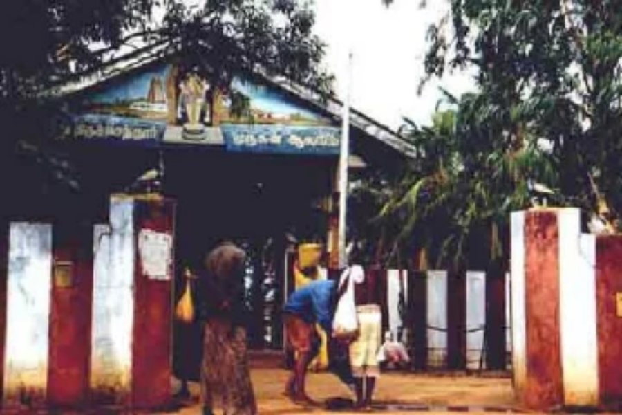 ஆலயத்திற்குள் அட்டகாசம் மேற்கொண்ட இளைஞர்குழு