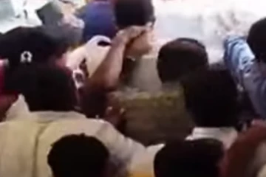 அலரி மாளிகைக்கு முன்பு பதற்றம் தாக்கப்படும் ஊடகவியலாளர்கள்