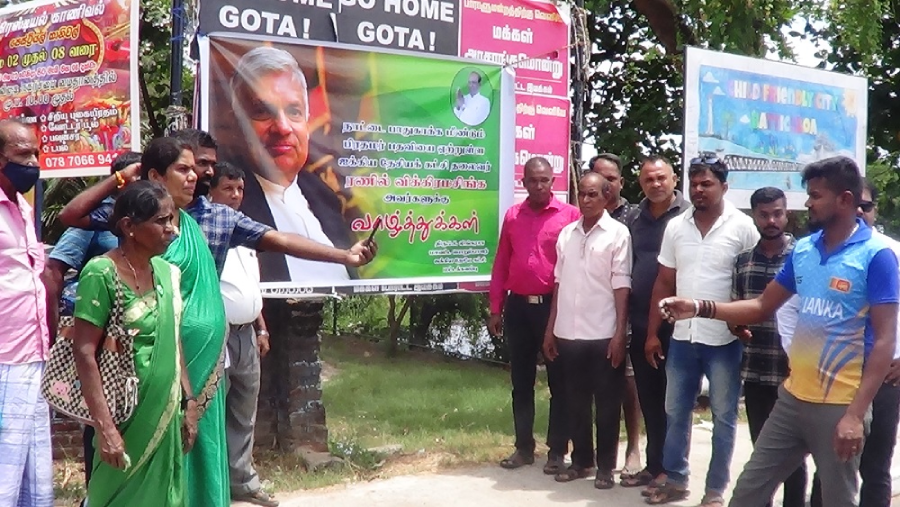 மட்டக்களப்பில் ரணிலுக்கு பட்டாசு கொளுத்தி வாழ்த்து கூறிய மக்கள்!