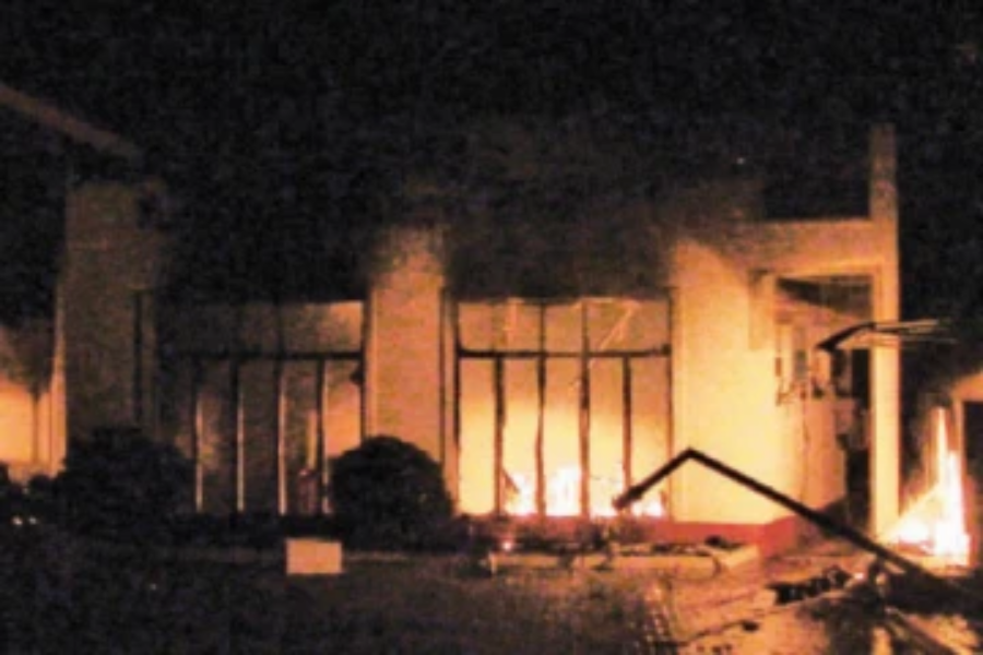 முன்னாள் அமைச்சரின் வீட்டிற்கு தீ வைத்த வர்த்தகர்