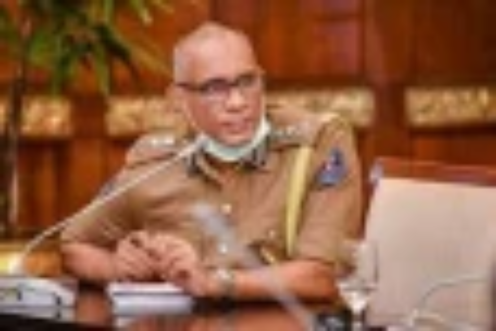 பொலிஸ் மா அதிபரிடம் விசாரணை மேற்கொள்ளும் குற்றப் புலனாய்வுப் பிரிவினர்