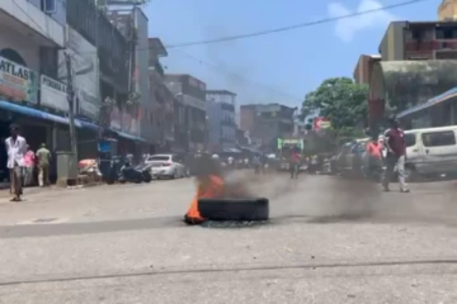 கொழும்பில் நடு வீதியில்  ரயர் கொளுத்தி ஆர்ப்பாட்டத்தில் ஈடுபட்ட மக்கள்