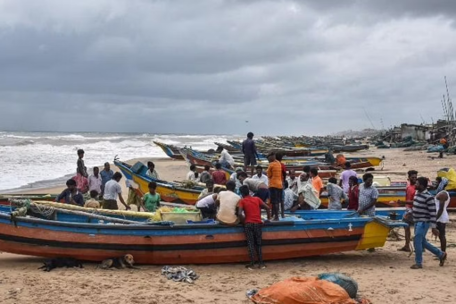 இலங்கையிலிருக்கும் படகுகளை மீட்டு தருமாறு கோரி தொடர் உண்ணாவிரத போராட்டத்தில் ஈடுபட்டுள்ள ராமேஸ்வரம் மீனவர்கள்