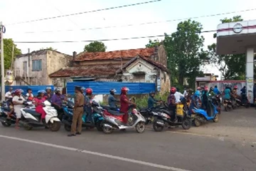 யாழ் அச்சுவேலி எரிபொருள் நிலையத்தில் பெண்களுக்கு முன்னுரிமை