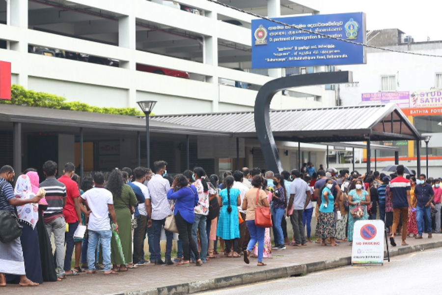 குடிவரவு திணைக்களத்தில் குவியும் பெருமளவிலான மக்கள்