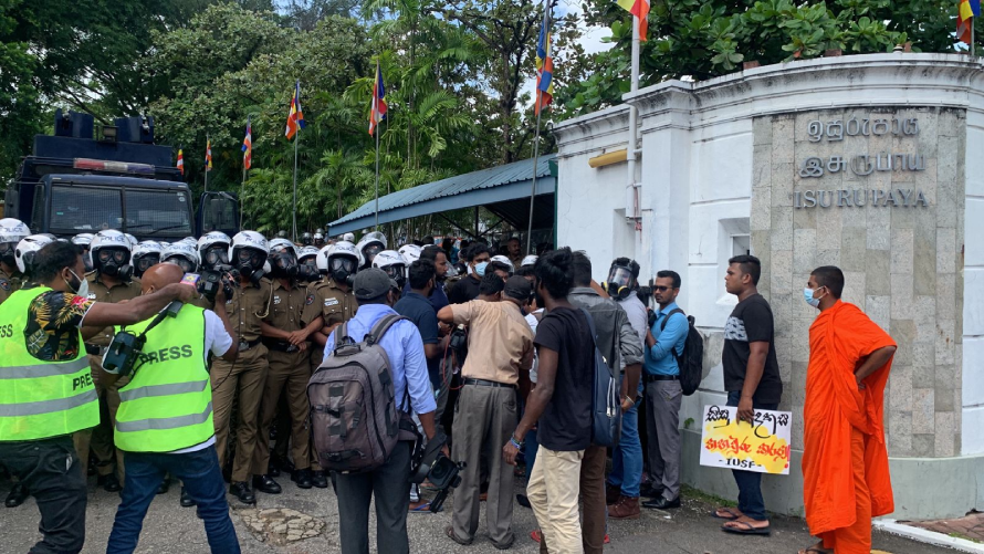 கொழும்பில் கல்வி அமைச்சிற்கு முன்னால் ஆர்ப்பாட்டம் மேற்கொள்ளும் பல்கலை மாணவர்கள்