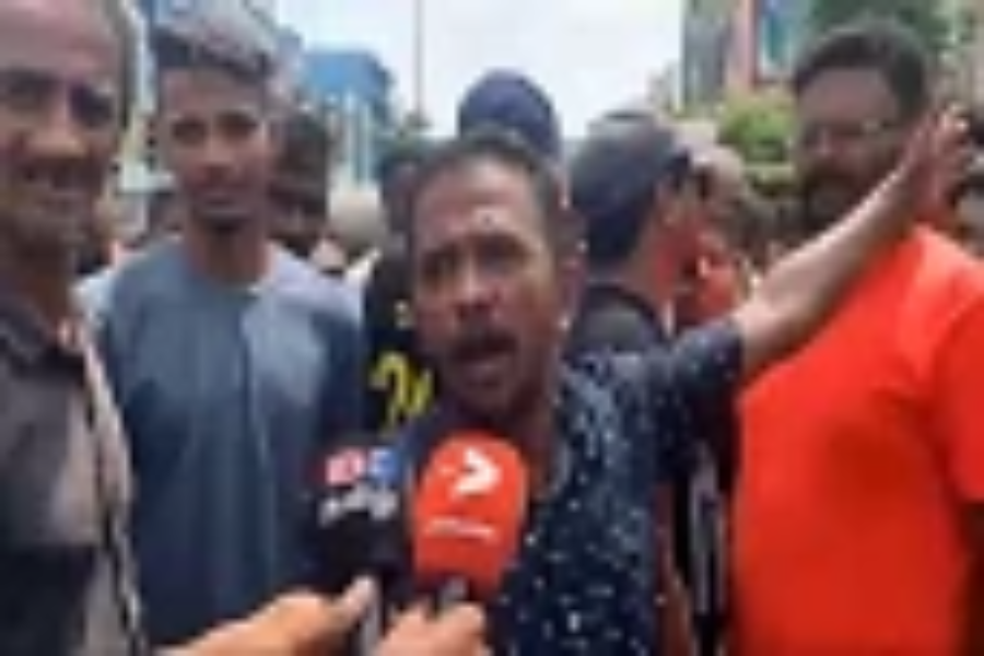 கொழும்பில் வீதியை மறித்து ஆர்ப்பாட்டத்தில் ஈடுபட்ட மக்கள்