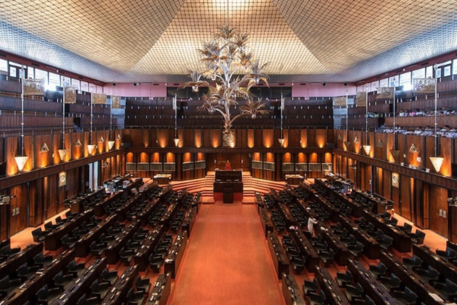 நிறைவேற்று அதிகாரத்தின் தன்னிச்சையான முடிவுகளால் இடைநிறுத்தப்பட்ட திட்டங்கள்