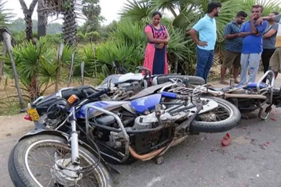 மட்டக்களப்பில் எரிபொருள் பெற காத்திருந்த வாகனங்கள் மீது மோதித்தள்ளிய பேருந்து