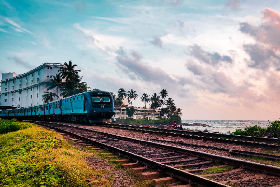 ரயிலையும் விட்டு வைக்காத திருடர்கள்